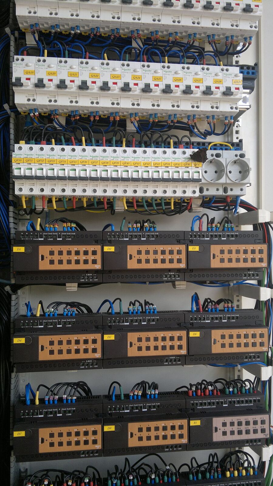 Išmanaus namo elektros skydas su moduliais